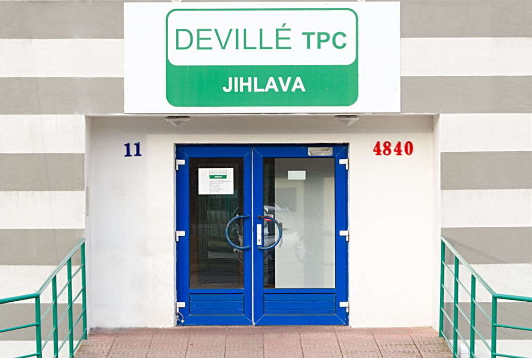 Vchod do budovy Deville TPC Jihlava